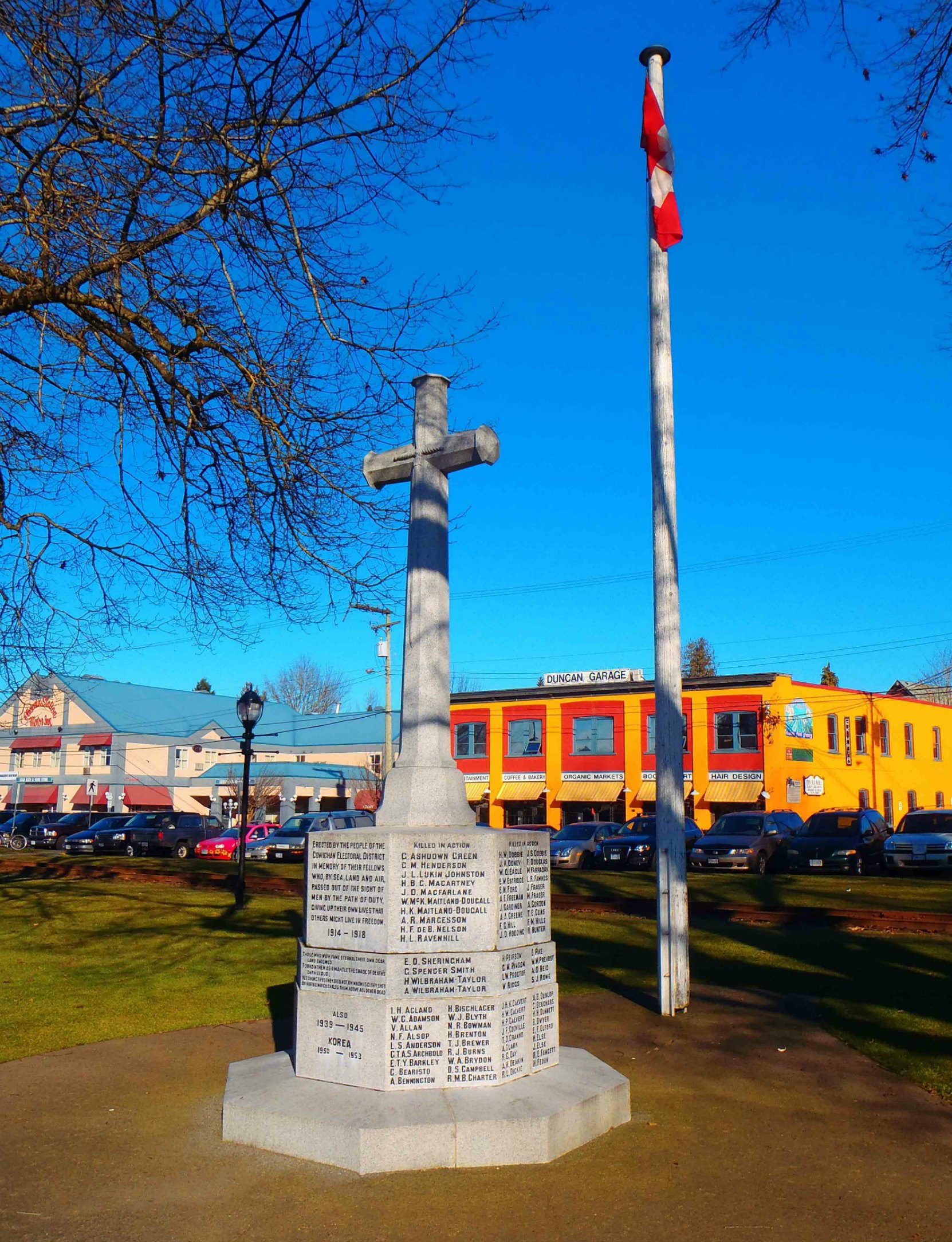 Cenotaph, Charles Hoey Park, Duncan, B.C. The names of four Brethren of Temple Lodge, No.33 appear on the Cenotaph.