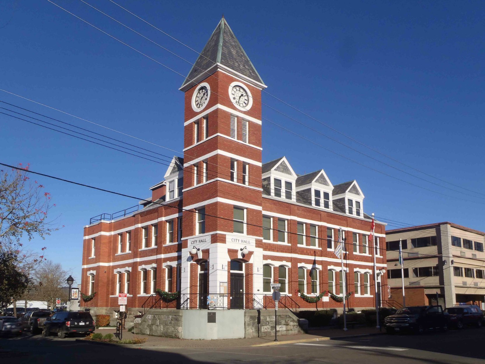 Duncan City Hall, originally built in 1913 as the Post Office. It was renovated into City Hall in 1974 under Mayor Ken Paskin (a member of Malahat Lodge, No.107)