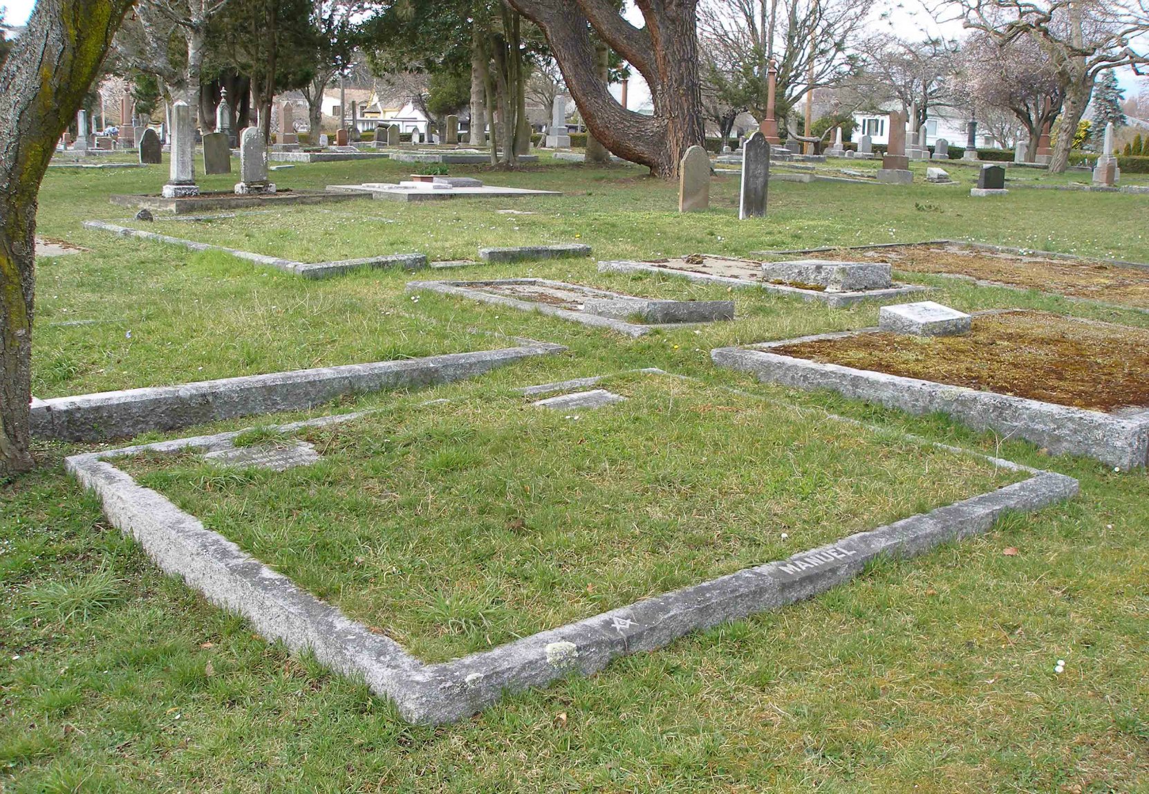 Stuart Menelas Manuel grave, Ross Bay Cemetery, Victoria, B.C. (photo by Temple Lodge No. 33 Historian)