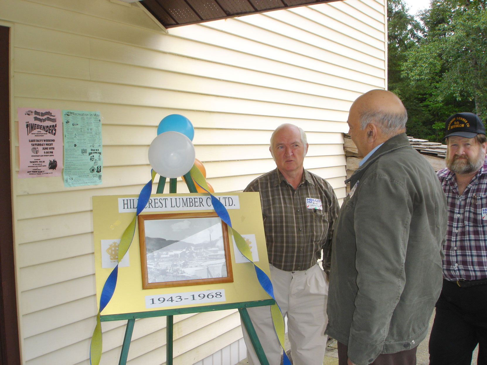 Bob Crawford (left) at the Hillcrest Lumber Co. Employees Reunion in 2006. (photo courtesy of Cecil Ashley)