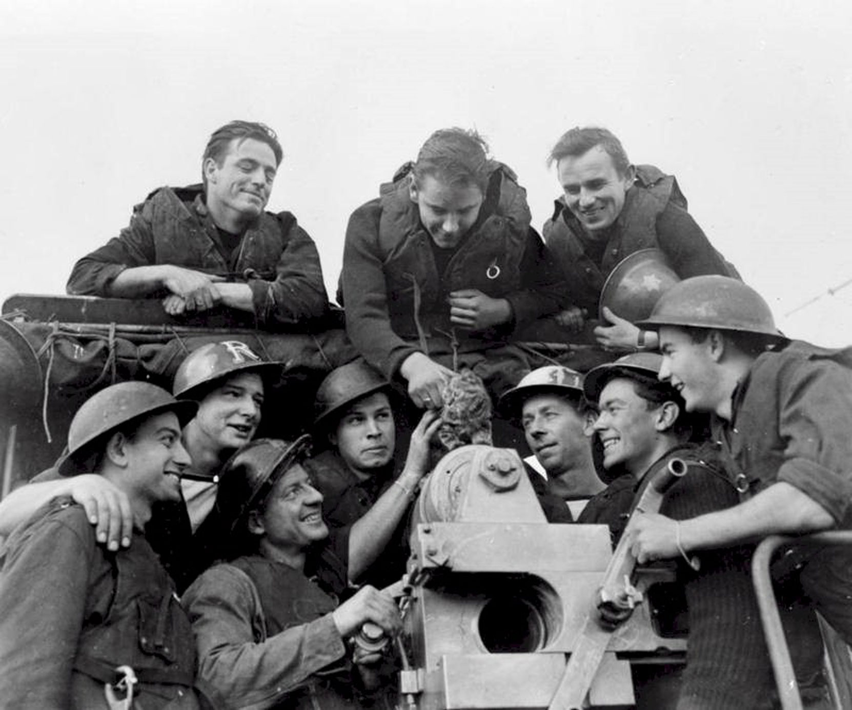 Douglas Barker (bottom row, 2nd from left, hand on gun) serving on HMCS Annan in 1945 (photo courtesy of Douglas Barker's daughter Christine)