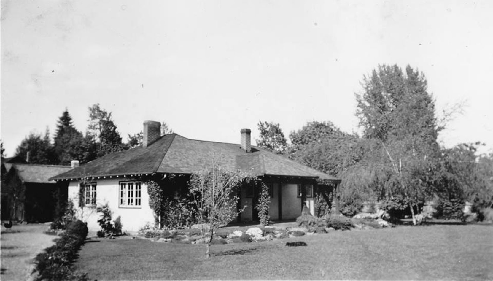 Claude Green's house at 733 Wharncliffe Road, Duncan circa 1940. (courtesy of Claude Green's daughter Sylvia Dyer - private collection. Used with permission)