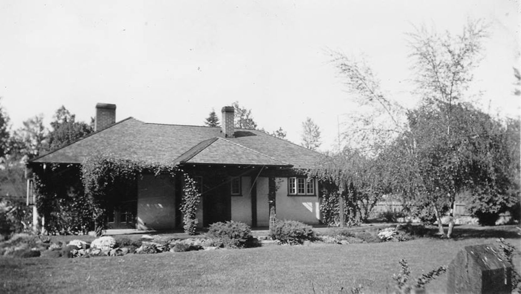Claude Green's house at 733 Wharncliffe Road, Duncan circa 1940. (courtesy of Claude Green's daughter Sylvia Dyer - private collection. Used with permission)
