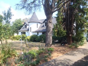855 Pemberton Road, Victoria, BC. Built in 1906-1907 for Alfred Cornelius Flumerfelt. The design is attributed to architect William D'Orly Rochfort (photo by Temple Lodge No. 33 Historian)