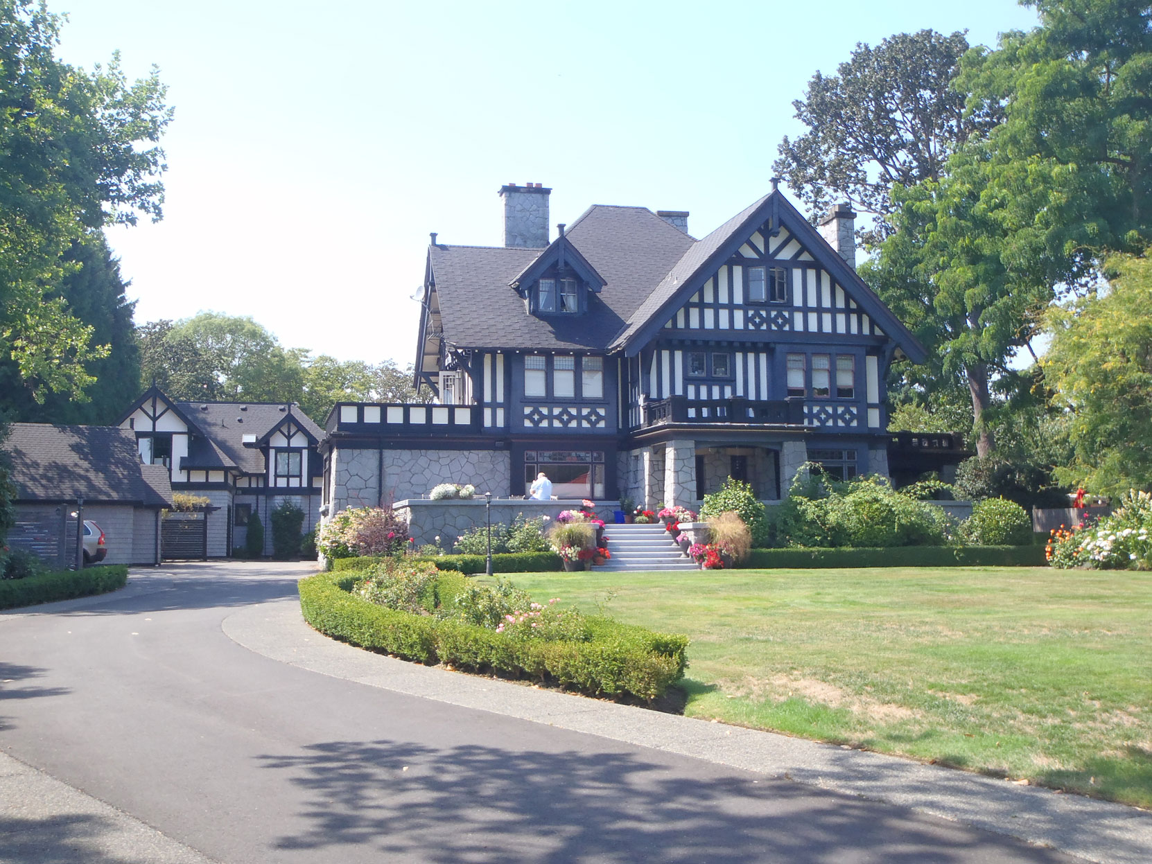 906 Pemberton Road, Victoria, BC. Built in 1910-1911 by architect Samuel Maclure for Edward and Lola Grierson. Alfred Cornelius Flumerfelt moved here when he married Lola Grierson in 1926 (photo by Temple Lodge No. 33 Historian)