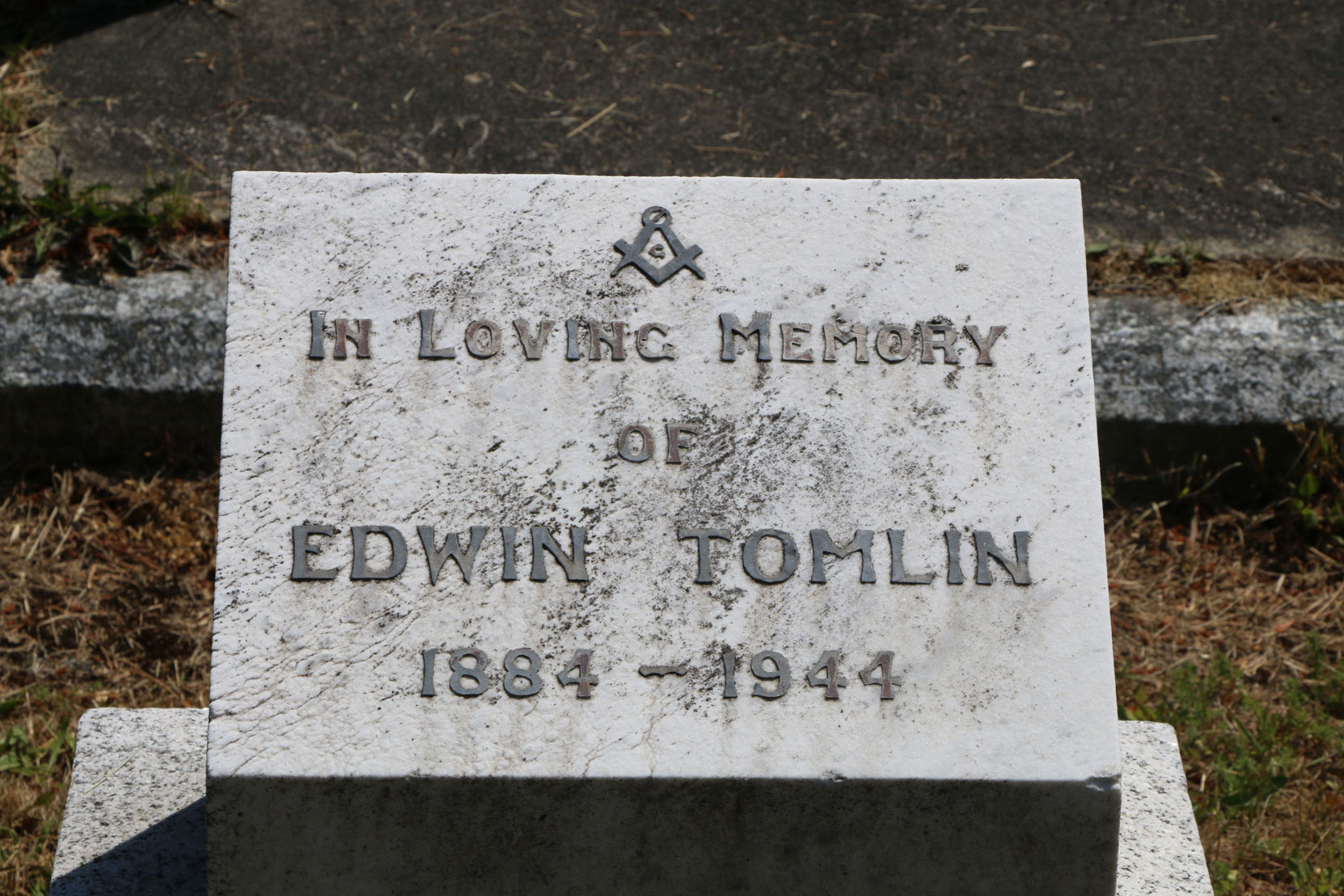 Edwin Tomlin grave inscription, Ross Bay Cemetery, Victoria, BC (photo: Temple Lodge No. 33 Historian)