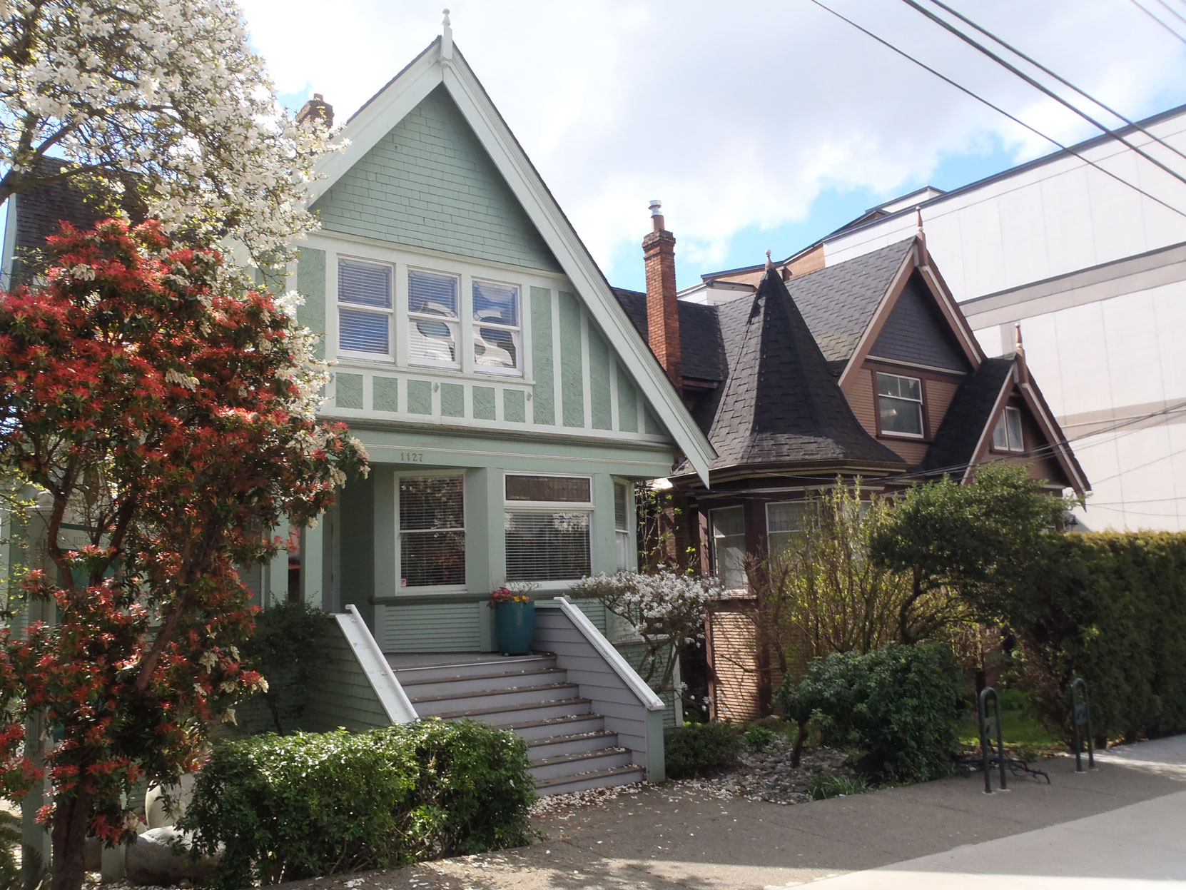 1125 Fort Street (right) and 1127 Fort Street (left), built for Anna Bantly in 1907 and 1909 by designed/builder David H. Bale (photo: Temple Lodge No. 33 Historian)